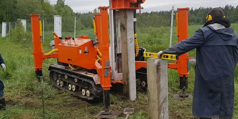 Забивка свай под модульный дом из морского контейнера. Быстрый фундамент без долгой стройки
