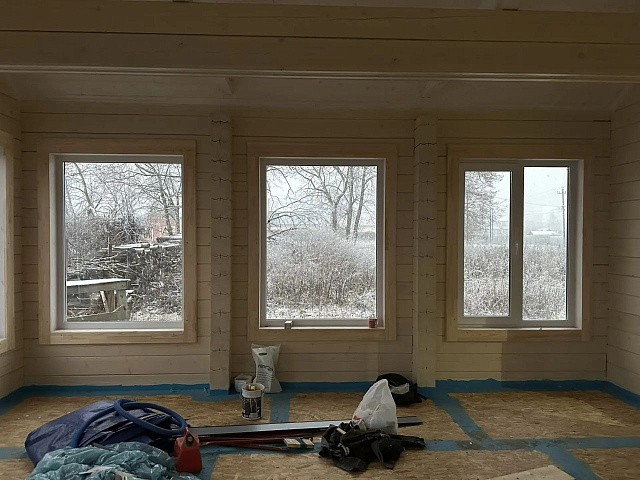 Установка больших ПВХ-окон VEKA 70 в доме из сухого профилированного бруса 190 мм с учётом усадки и будущего тёплого пола  эксперт Алексей Павельев, ШУВОЕ