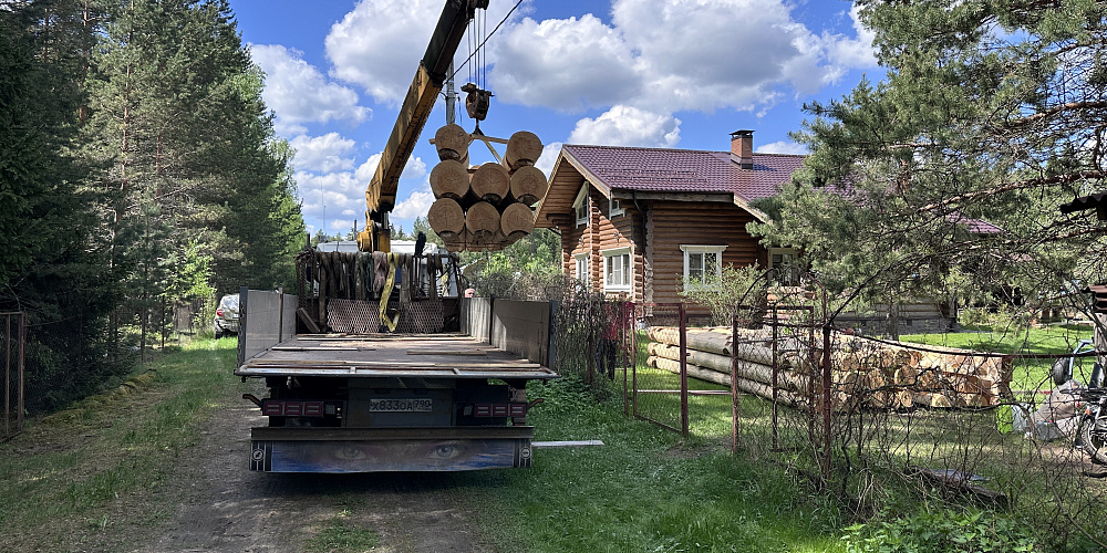 Показываем доставку и монтаж сруба бани 6×9 из Кировской сосны ручной рубки. Узкий подъезд, ручная транспортировка бревен и строительство бани под ключ в Московской области.