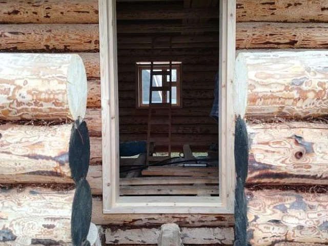 Обсада входной двери в доме из окоренного бревна: учёт будущих полов и характер классического сруба - ШУВОЕ