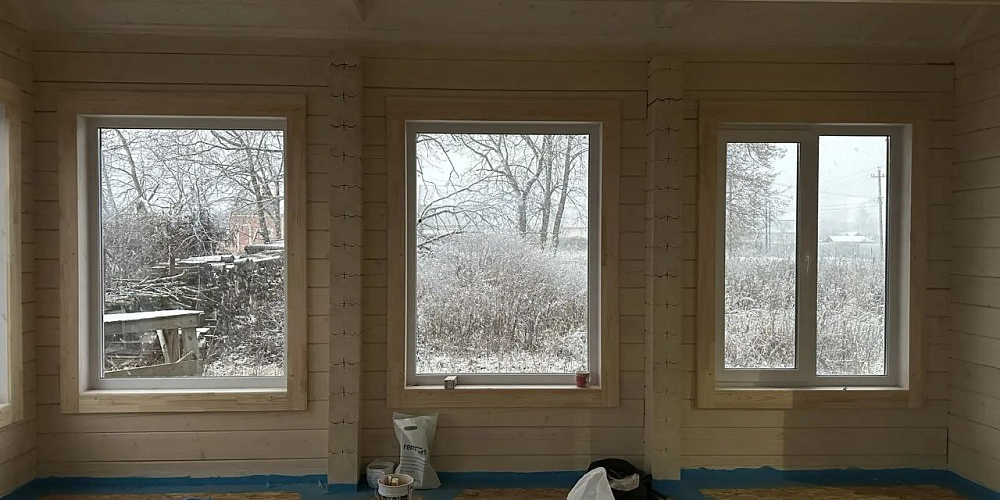 Установка больших ПВХ-окон VEKA 70 в доме из сухого профилированного бруса 190 мм с учётом усадки и будущего тёплого пола  эксперт Алексей Павельев, ШУВОЕ
