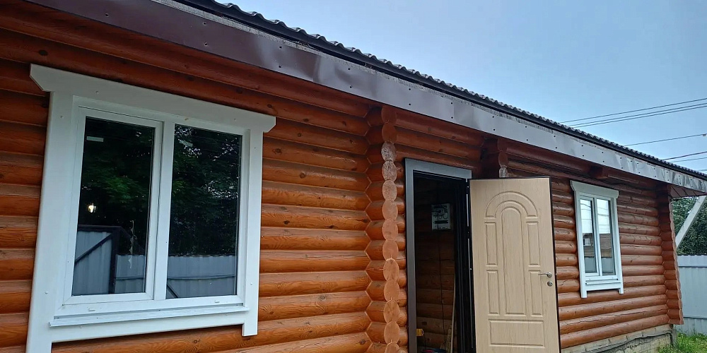 Обсада, окна Veka и входная дверь с терморазрывом в доме из оцилиндрованного бревна