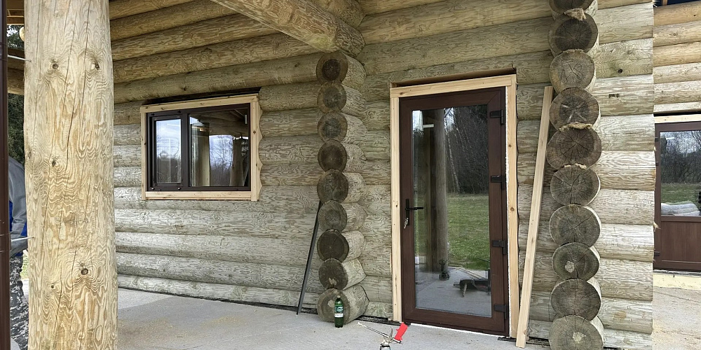 Установка окон и дверей Veka в срубе дома из бревна ручной рубки
