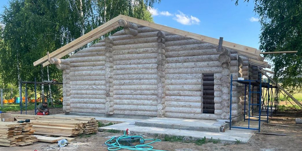 Продолжаем строительство дома из бревна. Начали монтаж стропильной системы